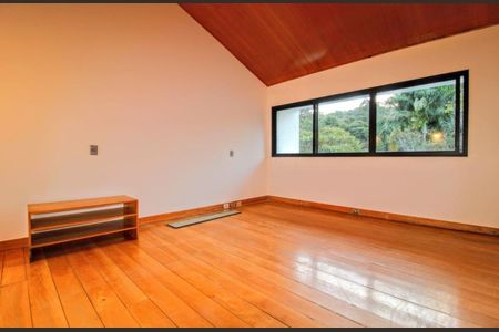 Casa à venda com 360m², 4 quartos e 4 vagas Casa à venda com 360m², 4 quartos e 4 vagasQuarto Suíte 1