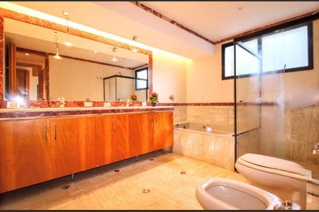 Casa à venda com 360m², 4 quartos e 4 vagas Casa à venda com 360m², 4 quartos e 4 vagasBanheiro da Suíte 1