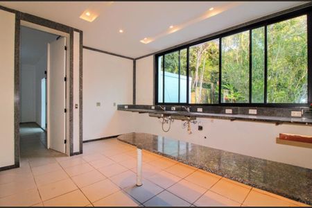 Casa à venda com 360m², 4 quartos e 4 vagas Casa à venda com 360m², 4 quartos e 4 vagasCozinha