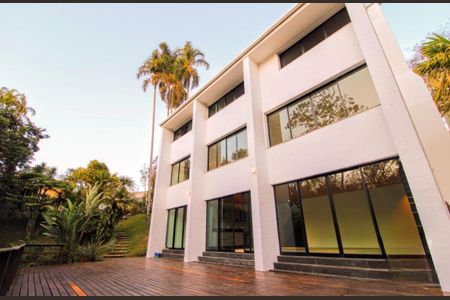 Casa à venda com 360m², 4 quartos e 4 vagas Casa à venda com 360m², 4 quartos e 4 vagasFachada