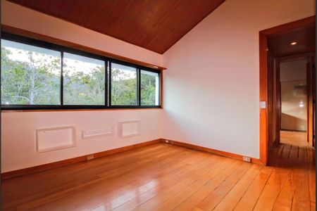 Casa à venda com 360m², 4 quartos e 4 vagas Casa à venda com 360m², 4 quartos e 4 vagasQuarto 2