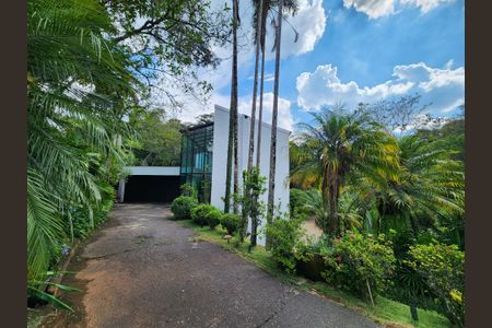 Casa à venda com 360m², 4 quartos e 4 vagas Casa à venda com 360m², 4 quartos e 4 vagasEntrada - Fachada