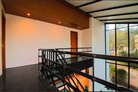 Casa à venda com 360m², 4 quartos e 4 vagas Casa à venda com 360m², 4 quartos e 4 vagasEscada