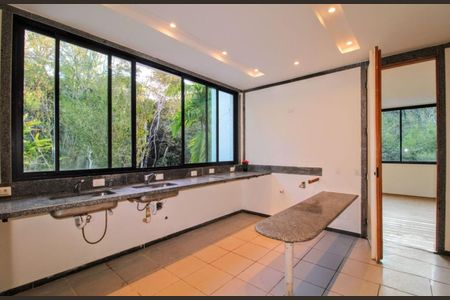 Casa à venda com 360m², 4 quartos e 4 vagas Casa à venda com 360m², 4 quartos e 4 vagasCozinha