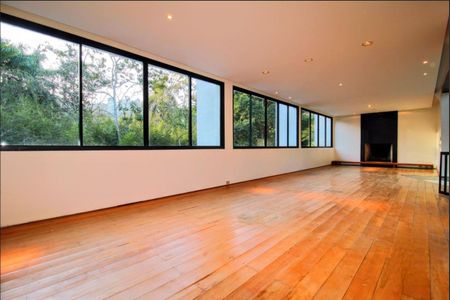 Casa à venda com 360m², 4 quartos e 4 vagas Casa à venda com 360m², 4 quartos e 4 vagasSala