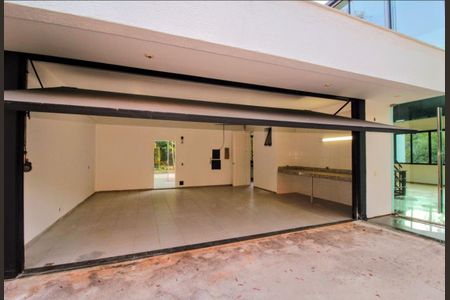 Casa à venda com 360m², 4 quartos e 4 vagas Casa à venda com 360m², 4 quartos e 4 vagasGaragem