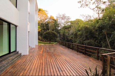 Casa à venda com 360m², 4 quartos e 4 vagas Casa à venda com 360m², 4 quartos e 4 vagasDeck fundos