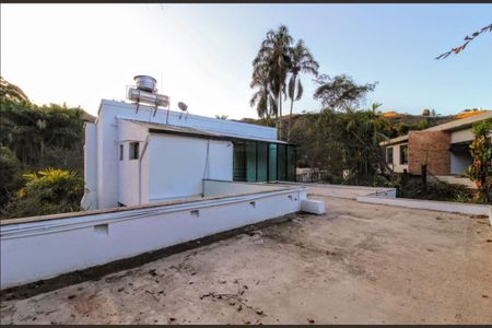 Casa à venda com 360m², 4 quartos e 4 vagas Casa à venda com 360m², 4 quartos e 4 vagasTerraço