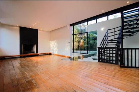 Casa à venda com 360m², 4 quartos e 4 vagas Casa à venda com 360m², 4 quartos e 4 vagasSala