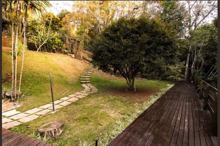 Casa à venda com 360m², 4 quartos e 4 vagas Casa à venda com 360m², 4 quartos e 4 vagasJardim