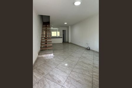 Casa de condomínio à venda com 140m², 2 quartos e 1 vaga Casa de condomínio à venda com 140m², 2 quartos e 1 vagaSala