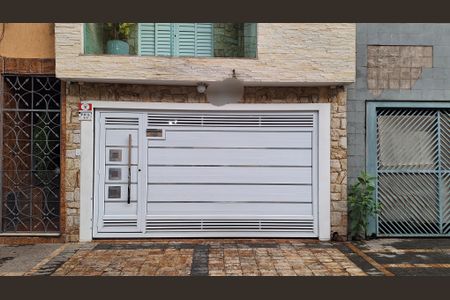 Casa à venda com 220m², 3 quartos e 1 vaga Casa à venda com 220m², 3 quartos e 1 vagaFachada