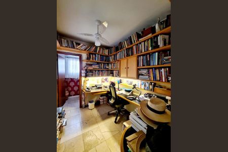 Casa de condomínio à venda com 364m², 4 quartos e 4 vagas Casa de condomínio à venda com 364m², 4 quartos e 4 vagasEscritório
