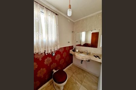 Casa de condomínio à venda com 364m², 4 quartos e 4 vagas Casa de condomínio à venda com 364m², 4 quartos e 4 vagasBanheiro