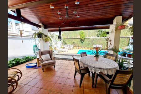 Casa de condomínio à venda com 364m², 4 quartos e 4 vagas Casa de condomínio à venda com 364m², 4 quartos e 4 vagasÁrea Externa