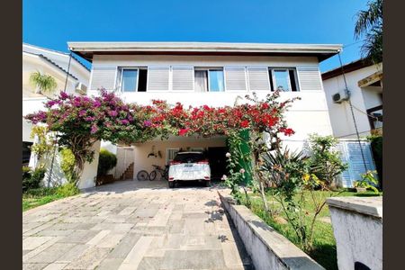 Casa de condomínio à venda com 364m², 4 quartos e 4 vagas Casa de condomínio à venda com 364m², 4 quartos e 4 vagasFachada