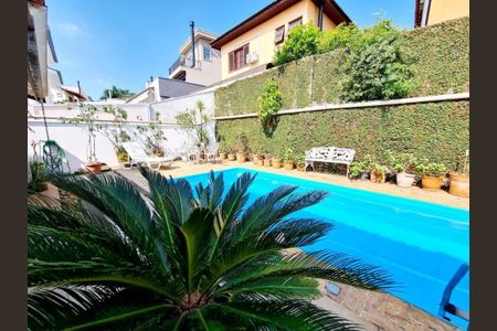 Casa de condomínio à venda com 364m², 4 quartos e 4 vagas Casa de condomínio à venda com 364m², 4 quartos e 4 vagasÁrea Externa