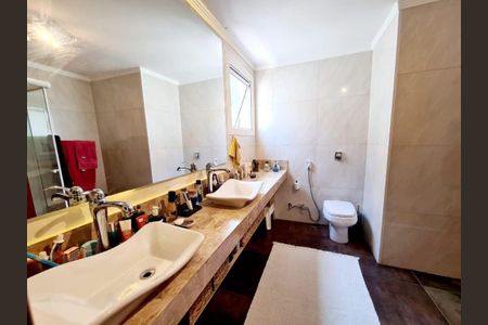 Casa de condomínio à venda com 364m², 4 quartos e 4 vagas Casa de condomínio à venda com 364m², 4 quartos e 4 vagasBanheiro