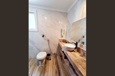 Casa de condomínio à venda com 364m², 4 quartos e 4 vagas Casa de condomínio à venda com 364m², 4 quartos e 4 vagasBanheiro