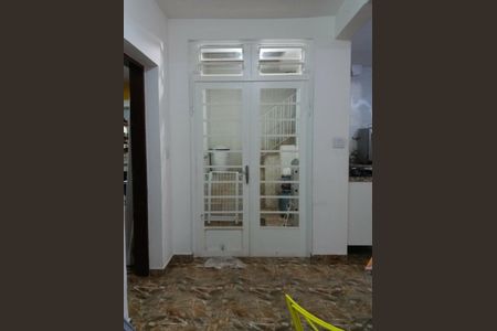 Casa à venda com 3 quartos, 200m² em Parque Maria Domitila, São Paulo