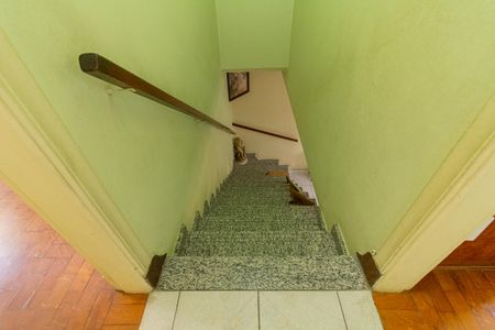 Casa à venda com 90m², 3 quartos e sem vaga Casa à venda com 90m², 3 quartos e sem vagaEscada