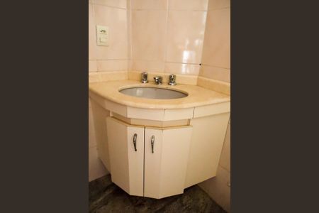 Apartamento à venda com 226m², 4 quartos e 2 vagas Apartamento à venda com 226m², 4 quartos e 2 vagasBanheiro da Suíte 4