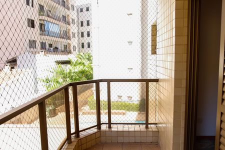 Apartamento à venda com 226m², 4 quartos e 2 vagas Apartamento à venda com 226m², 4 quartos e 2 vagasVaranda