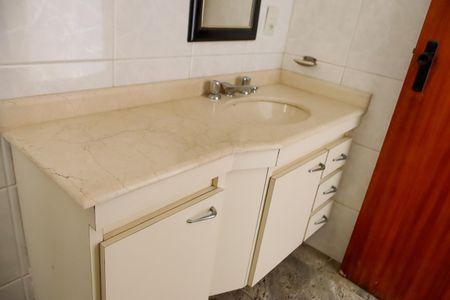 Apartamento à venda com 226m², 4 quartos e 2 vagas Apartamento à venda com 226m², 4 quartos e 2 vagasBanheiro da Suíte 2