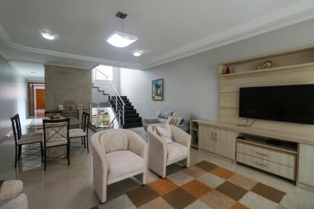 Casa à venda com 282m², 3 quartos e 4 vagas Casa à venda com 282m², 3 quartos e 4 vagasSala