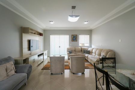 Casa à venda com 282m², 3 quartos e 4 vagas Casa à venda com 282m², 3 quartos e 4 vagasSala