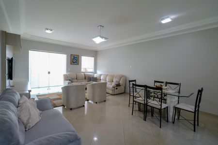 Casa à venda com 282m², 3 quartos e 4 vagas Casa à venda com 282m², 3 quartos e 4 vagasSala