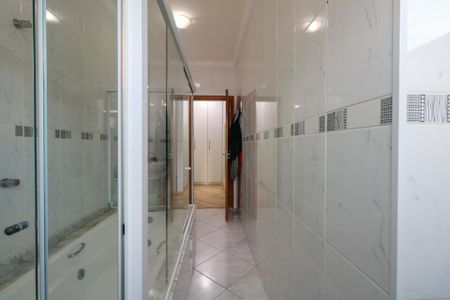 Casa à venda com 282m², 3 quartos e 4 vagas Casa à venda com 282m², 3 quartos e 4 vagasBanheiro da Suíte 1