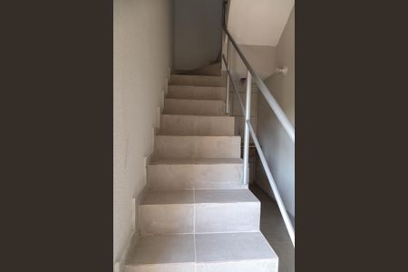 Apartamento para alugar com 52m², 2 quartos e 1 vaga Apartamento para alugar com 52m², 2 quartos e 1 vagaEscada