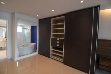 Apartamento à venda com 442m², 4 quartos e 6 vagas Apartamento à venda com 442m², 4 quartos e 6 vagasCloset da Suíte 4