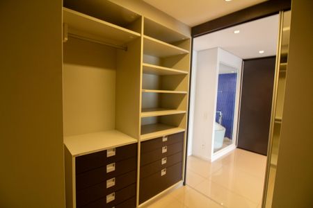 Apartamento à venda com 442m², 4 quartos e 6 vagas Apartamento à venda com 442m², 4 quartos e 6 vagasCloset da Suíte 4
