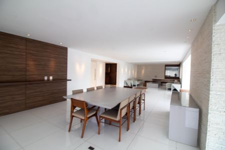 Apartamento à venda com 442m², 4 quartos e 6 vagas Apartamento à venda com 442m², 4 quartos e 6 vagasSala de Jantar