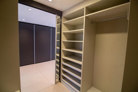 Apartamento à venda com 442m², 4 quartos e 6 vagas Apartamento à venda com 442m², 4 quartos e 6 vagasCloset da Suíte 4