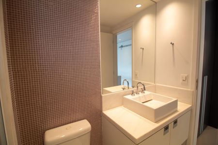 Apartamento à venda com 442m², 4 quartos e 6 vagas Apartamento à venda com 442m², 4 quartos e 6 vagasBanheiro da Suíte 2