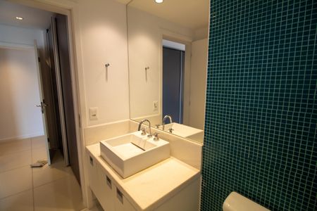 Apartamento à venda com 442m², 4 quartos e 6 vagas Apartamento à venda com 442m², 4 quartos e 6 vagasBanheiro da Suíte 1