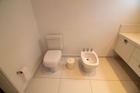 Apartamento à venda com 442m², 4 quartos e 6 vagas Apartamento à venda com 442m², 4 quartos e 6 vagasBanheiro da Suíte 4