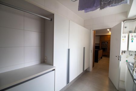 Apartamento à venda com 442m², 4 quartos e 6 vagas Apartamento à venda com 442m², 4 quartos e 6 vagasÁrea de Serviço
