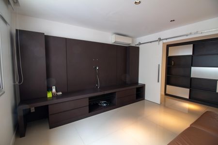 Apartamento à venda com 442m², 4 quartos e 6 vagas Apartamento à venda com 442m², 4 quartos e 6 vagasSala de TV