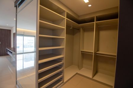 Apartamento à venda com 442m², 4 quartos e 6 vagas Apartamento à venda com 442m², 4 quartos e 6 vagasCloset da Suíte 4