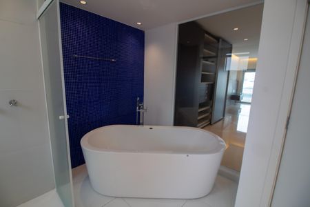 Apartamento à venda com 442m², 4 quartos e 6 vagas Apartamento à venda com 442m², 4 quartos e 6 vagasBanheiro da Suíte 4