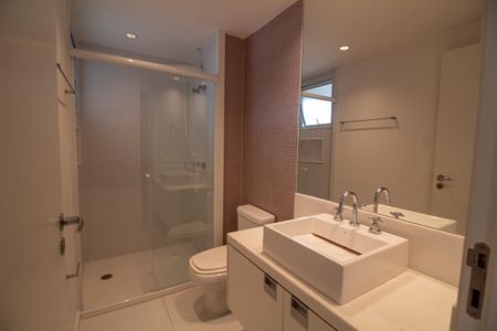 Apartamento à venda com 442m², 4 quartos e 6 vagas Apartamento à venda com 442m², 4 quartos e 6 vagasBanheiro da Suíte 2