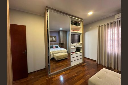 Casa de condomínio à venda com 400m², 4 quartos e 5 vagas Casa de condomínio à venda com 400m², 4 quartos e 5 vagasQuarto