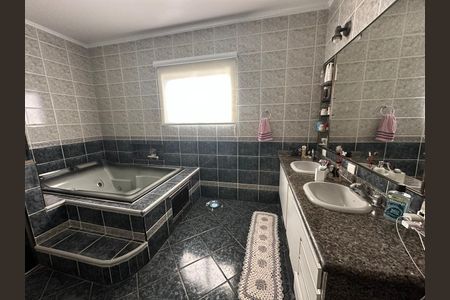 Casa de condomínio à venda com 400m², 4 quartos e 5 vagas Casa de condomínio à venda com 400m², 4 quartos e 5 vagasBanheiro