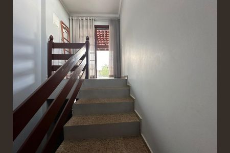 Casa de condomínio à venda com 400m², 4 quartos e 5 vagas Casa de condomínio à venda com 400m², 4 quartos e 5 vagasEscada