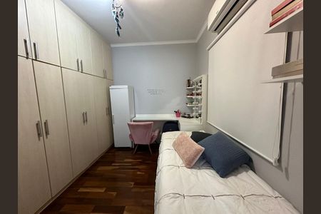 Casa de condomínio à venda com 400m², 4 quartos e 5 vagas Casa de condomínio à venda com 400m², 4 quartos e 5 vagasQuarto