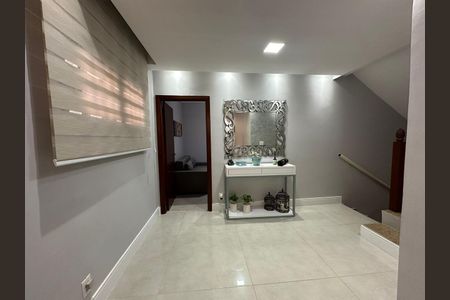 Casa de condomínio à venda com 400m², 4 quartos e 5 vagas Casa de condomínio à venda com 400m², 4 quartos e 5 vagasEscada